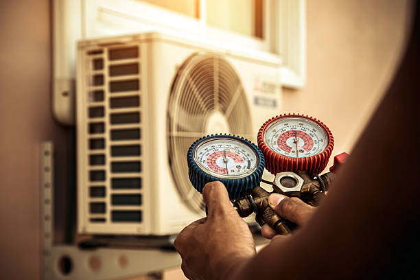 Professional Ductwork Repair technician working in Hoffman Estates, IL